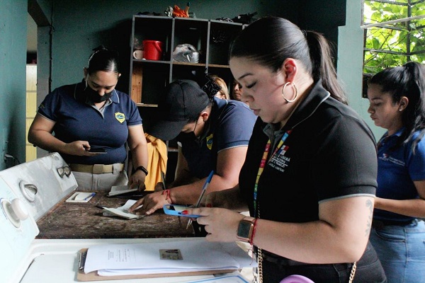 Durante el operativo se notificó a los propietarios de los negocios que tienen tres días laborables para presentar sus descargos. Foto. José Vásquez