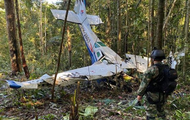 Labores de recuperación en el lugar de accidente de una avioneta que cayó en medio de la selva. Foto: EFE