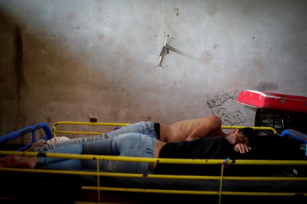 Migrantes venezolanos descansan en un albergue temporal tras cruzar la selva del Darién rumbo a los Estados Unidos. EFE
