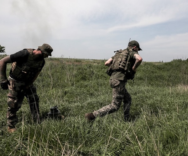 Militares ucranianos abandonan una posición cerca del frente de Bajmut. Foto: EFE