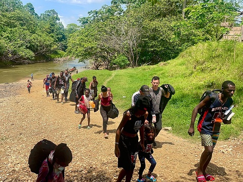 Miles de migrantes siguen transitando por el Darién. Archivo.