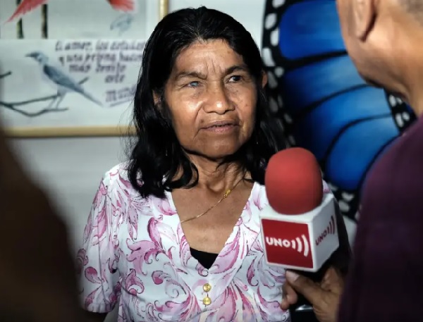 Fátima Valencia, abuela de los cuatro niños perdidos brinda declaraciones a los medios, este sábado. Foto: EFE 
