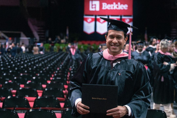 Rafael Moreno el día de la ceremonia de graduación. Foto: Instagram / @rafamorenomusica