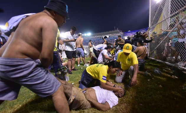 El Salvador: Stadium stampede leaves more than 10 dead