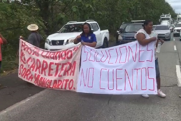 Los lugareños aseguran que cerrar las calles es la única alternativa que encuentran para ser escuchados. Foto. Eric Montenegro