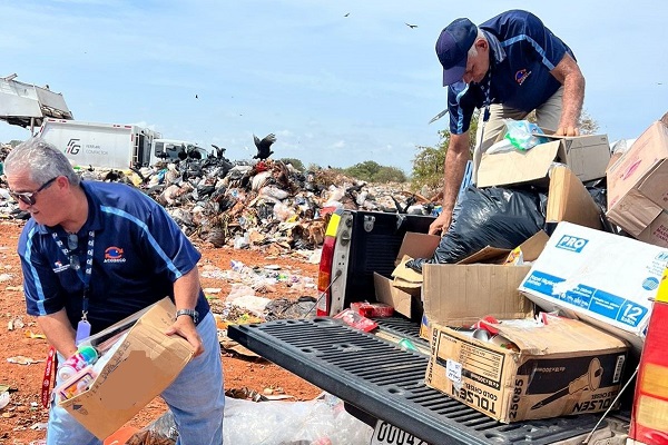 Entre los productos recurrentes que se decomisan en los operativos, destacan los embutidos, licores, té, sobres de sopa. Foto. Thays Domínguez