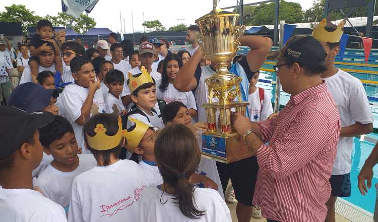 La Salle recibe el trofeo de campeón de natación. Cortesía