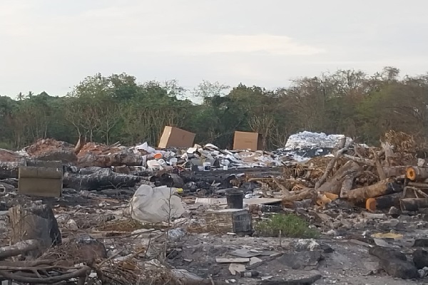 En el área se quema todo tipo de materiales contaminantes, entre estos plásticos y neumáticos. Foto. Eric Montenegro