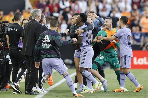 El delantero brasileño del Real Madrid Vinícius Júnior (cent.) es expulsado durante el partido contra Valencia. Foto: EFE