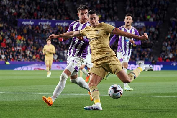  El delantero polaco del FC Barcelona, Robert Lewandowski (d), se dispone a golpear el balón ante el defensor del Valladolid. Foto: EFE