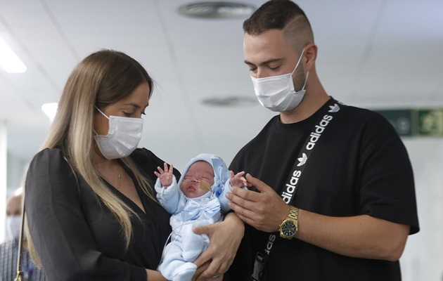 Los nuevos padres posan con el bebé durante la presentación del innovador procedimiento. Foto: EFE