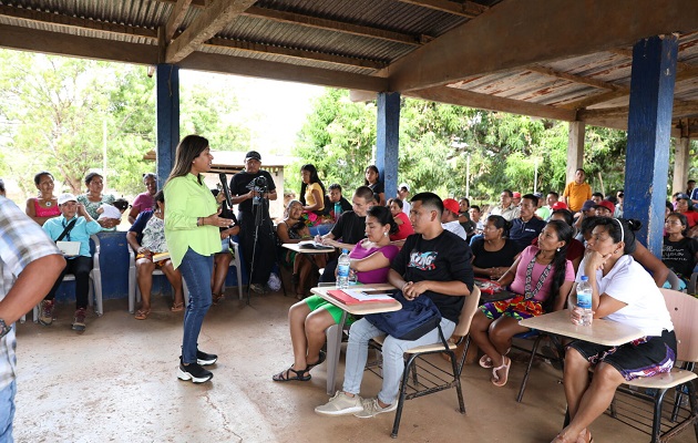 Funcionarios de MiAmbiente se reunieron con líderes comunitarios. Foto: Cortesía