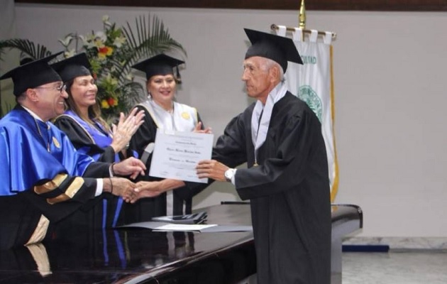 Danilo Rodríguez Acosta durante la ceremonia de graduación. Foto: Cortesía