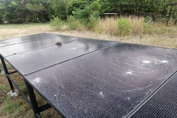 Los paneles solares son parte de un proyecto que implicó la perforación de un pozo subterráneo, con lo cual se resolvería la falta de agua en el poblado de Espavé. Foto. Eric Montenegro