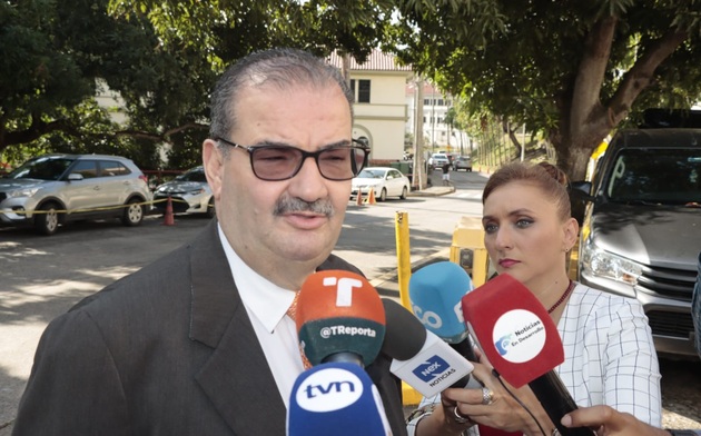 El abogado Carlos Carrillo a su llegada a la Corte Suprema previo al tercer día del juicio por New Business. Foto: Víctor Arosemena