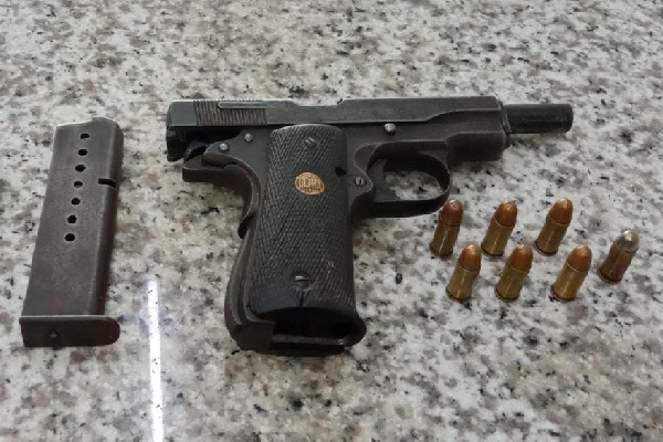 Las autoridades judiciales no revelaron el centro educativo al cual pertenece este adolescente que portaba un arma calibre 32. Foto. Diomedes Sánchez