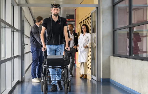 El neerlandés de 40 años Gert-Jan y que hace 12 años perdió la movilidad de sus piernas en un accidente de bicicleta, camina frente a los periodistas. Foto: EFE