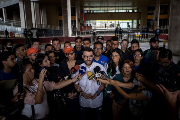 Jóvenes opositores exigen al ente electoral venezolano apertura del registro de votantes.