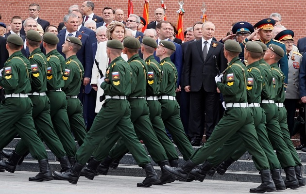 Imagen de archivo del presidente ruso Vladímir Putin (c-dcha), el ministro de Defensa, Serguéi Shoigu (dcha), y el exprimer ministro, Dmitri Medvédev. Foto: EFE