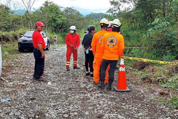 Las autoridades tratan de identificar al hombre de 58 años que quedó sepultado en un alud de tierra. Foto. José Vásquez