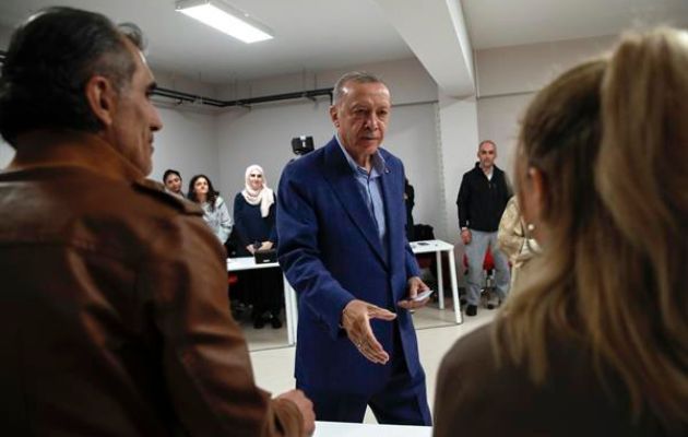 El presidente turco, Recep Tayyip Erdogan, vota en Estambul en la segunda vuelta de los comicios presidenciales. Foto: EFE