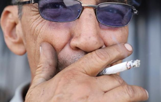 Un hombre fuma un cigarrillo en Tegucigalpa (Honduras). Foto: EFE