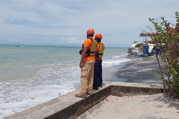 Durante el fin de semana se mantuvieron en coordinación con los estamentos de seguridad ante la alerta por incremento de oleajes y corrientes de resacas en el Pacífico panameño. Foto Cortesía Sinaproc