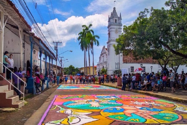 Además de la parte festiva, para el pueblo santeño, la tradición del Corpus Christi tiene un significado religioso, pagano y ahora económico. Foto. Archivo