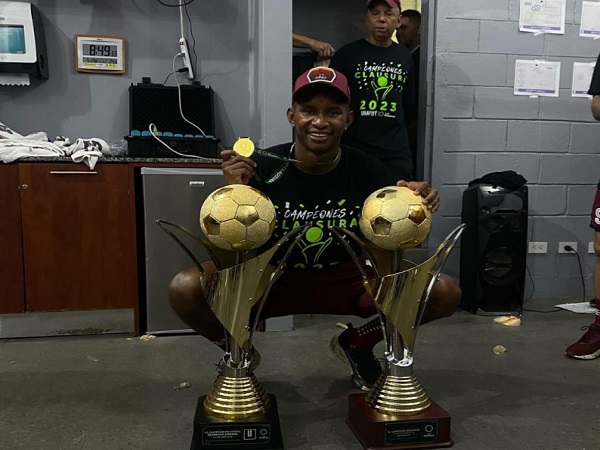 Saprissa and Fidel Escobar celebrate a double championship