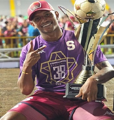 Fidel Escobar con el trofeo de campeón con el Torneo Apertura 2023. Foto: Instagram