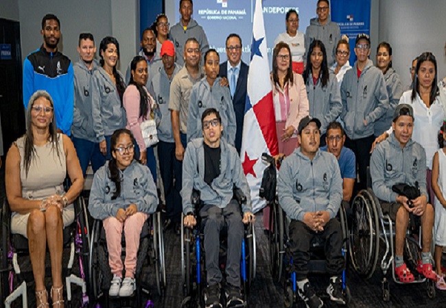 La delegación panameña que estará en el Juvenil Parapanamericanos que se realizará en Colombia recibió el pabellón nacional. Foto: Pandeportes