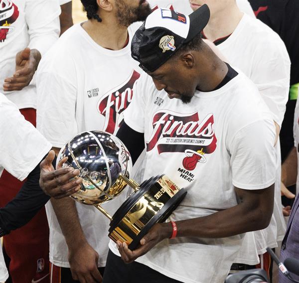 El pívot de los Miami Heat, Bam Adebayo con el trofeo de campeón en la Conferencia del Este. Foto: EFE
