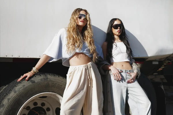 Sofía Reyes y Danna Paola (d) mientras posan en Ciudad de México (México). Foto: EFE / Ale Hinojosa
