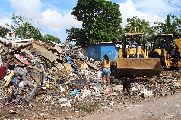 Durante el operativo efectuado entre el municipio y la firma Emas Panamá By Veolya, se retiraron del sitio un aproximado de 250 toneladas de basura de todo tipo. Foto. Eric Montenegro