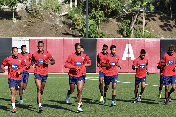 Jugadores de Panamá entrenan en el estadio Los Andes. Foto: Fepafut