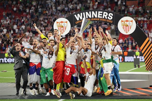 Jugadores de Sevilla festejan el título de Europa League. Foto: EFE