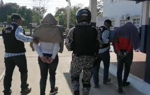 Abdiel Vega Vinda “Milo” de 41 años y Asbel Antonio Davis Samudio de 32 años , enfrentan varios cargos. Foto. José Váquez Abdiel Vega Vinda “Milo” de 41 años y Asbel Antonio Davis Samudio de 32 años , enfrentan varios cargos. Foto. José Váquez
