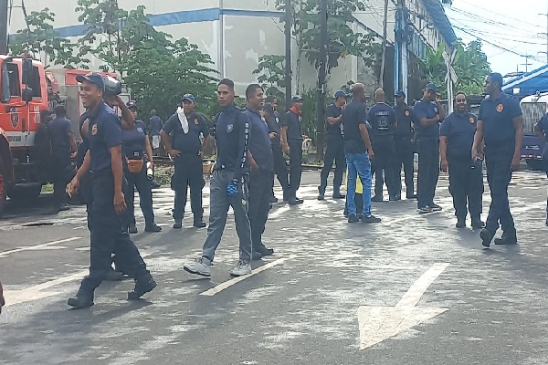 Los bomberos exigen el pagos de ascensos y la compra de nuevos equipos de trabajo. Foto. Diomedes Sánchez