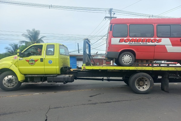 Los vehículos de los bomberos fueron removidos con grúa. Foto. Diomedes Sánchez