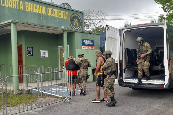 Estos dos ciudadanos fueron capturados en territorio costarricense. Foto. José Vásquez