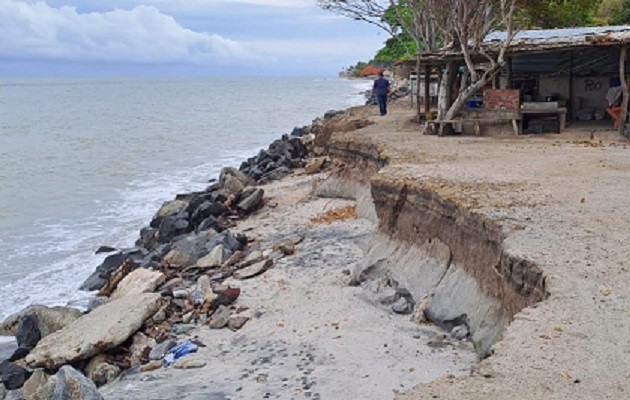 Las olas arrastraron gran cantidad de arena de la costa. Foto: Eric A. Montenegro