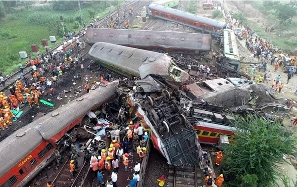 Labores de rescate de las víctimas entre los restos de los trenes implicados en el accidente, en Odisha Balasore, India. Foto: EFE