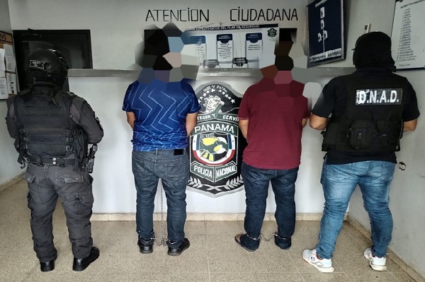 Durante la acción, los uniformados también le decomisaron a los presuntos narcotraficantes, dos teléfonos celulares y dinero en efectivo. Foto. Proteger y Servir