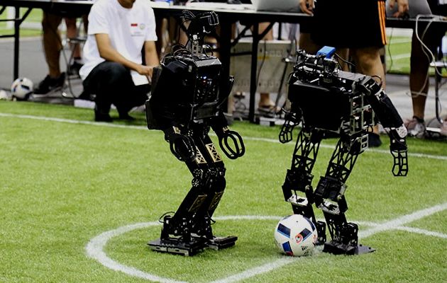 Expertos pronostican que en el año 2050 los robots podrán jugar fútbol como un ser humano. Foto: Cortesía