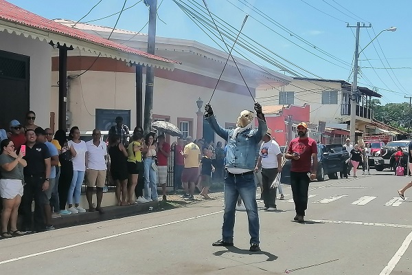 Se trata de una actividad festiva y religiosa, que mezcla la devoción hacia el Cuerpo de Cristo con las danzas propias de la región. Foto. Diomedes Sánchez