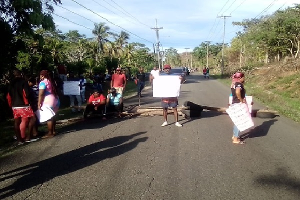 Un grupo de mujeres cerraron las calles exigiendo agua potable. Foto. Diomedes Sánchez