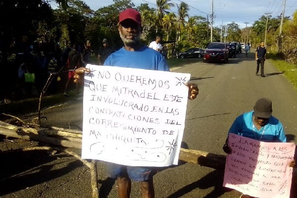 Uno de los agremiados de los desempleados le exigen al Mitradel cumplir con las plazas de trabajo en los proyecto de la provincia de Colón. Foto. Diomedes Sánchez