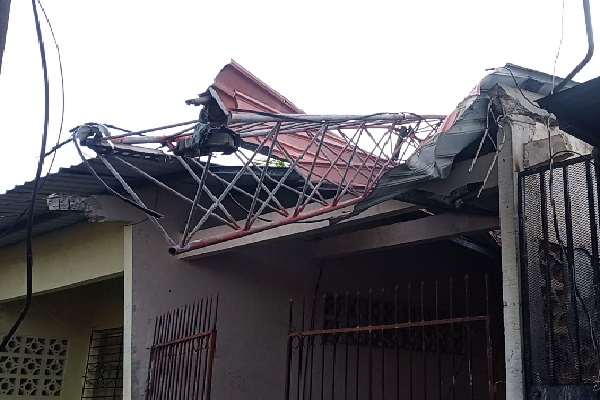 Una vivienda resultó afectada por la caída de una antena de una empresa telefonía móvil en el techo. Foto. Eric Montenegro