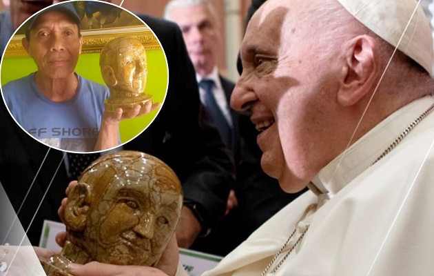 El artesano José Soto y el Papa al recibir el detalle.