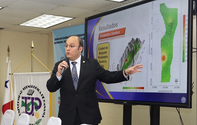 El Dr. Francisco Grajales, investigador principal del estudio, presenta los resultados de su proyecto de investigación.